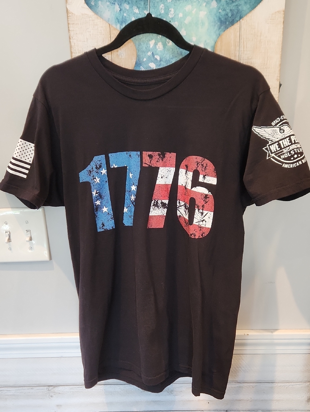 EUC We The People Hollster Black '1776' T-shirt Patriotic Stars & Stripes Sz M